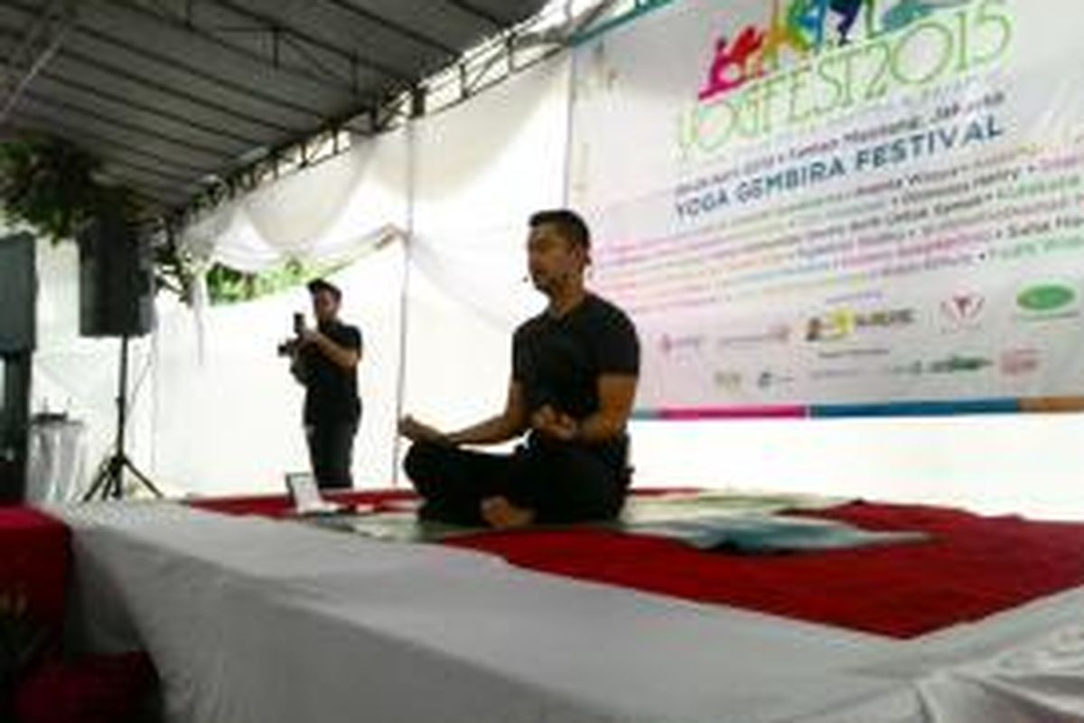 Aktor Anjasmara Prasetya menjadi guru yoga dalam acara Yoga Festival 2015 di Taman Menteng, Jakarta Pusat, Sabtu (25/4/2015).