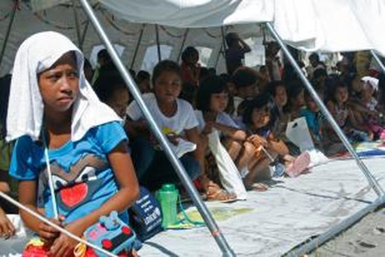 Anak-anak korban topan Haiyan mulai bersekolah kembali di bawah tenda-tenda darurat di kota Tanauan, Leyte, Filipiina Tengah. 