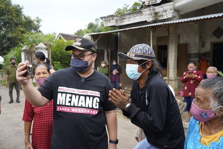 Bupati Kediri Hanindhito Himawan Pramono berinteraksi secara langsung dengan warga dalam meninjau kondisi jalan desa. 