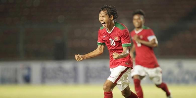 Pemain timnas Indonesia U-23 Adam Alis berselebrasi usai mencetak gol dalam laga kualifikasi Piala Asia U-23 Grup H melawan Timor Leste di Stadion Utama Gelora Bung Karno, Senayan, Jakarta, Jumat (27/3/2014).