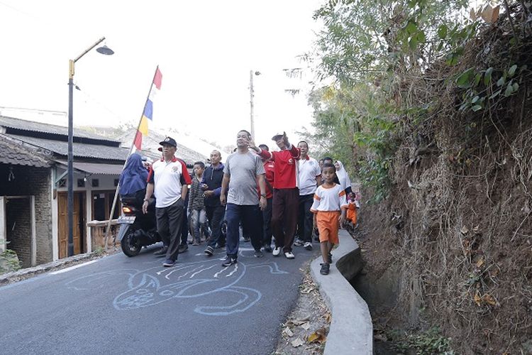 Wali Kota Semarang Hendrar Prihadi dan Lurah Tandang Suwito meninjau wilayah kekeringan di Kelurahan Tandang, Selasa(14/8/2018).