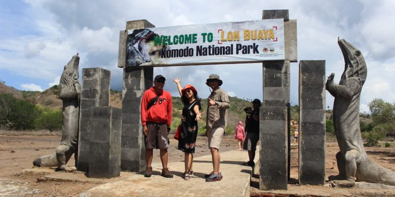 Pemenang Pegipegi Yuk! Jelajah Indonesiamu saat berfotomemasuki TN Komodo, Manggarai, Nusa Tenggara Timur, Jumat (30/11/2018).