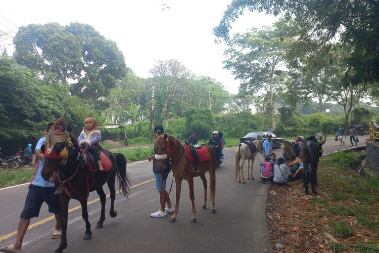 Warga dan mahasiswa padati Pasar Minggu Kiarapayung dari Taman Loji hingga Jans Park Jatinangor, Sumedang, Minggu (24/11/2024) pagi.