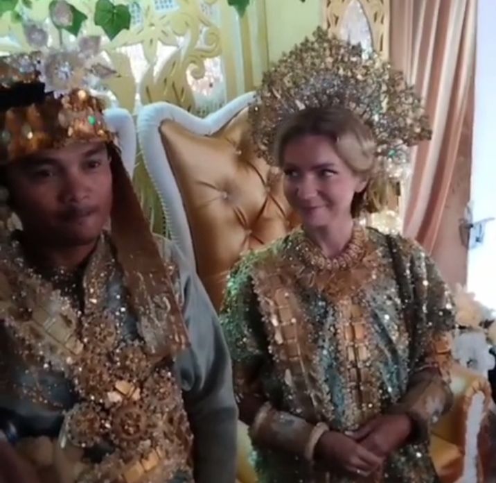 Cerita Resepsi Pernikahan Gadis Polandia di Pedalaman Sinjai Sulsel, Gunakan Adat Bugis Makassar