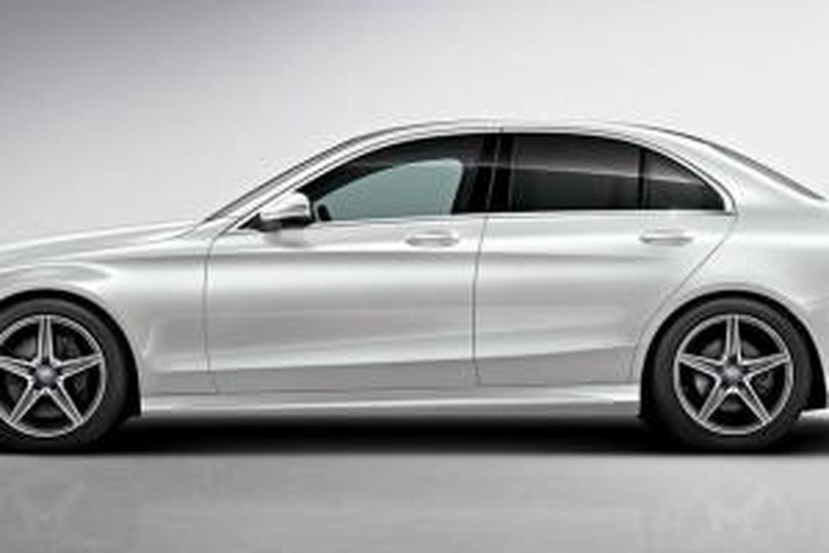 Mercedes-Benz C-Class AMG Line. Tampang agresif seperti C63 AMG, tapi mesin standar.