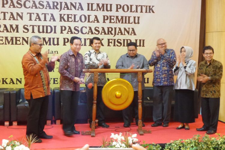 Kampus UI meresmikan program pascasarjana peminatan tata kelola pemilu di Aula Apung, Kampus UI Depok, Selasa (19/12/2017).