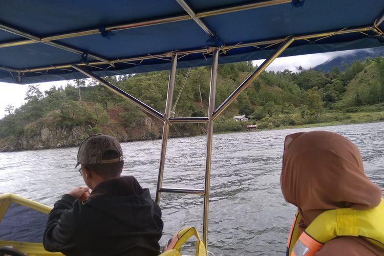 Wisatawan berkeliling dengan speedboat di Danau Laut Tawar, Kabupaten Aceh Tengah, Provinsi Aceh, Minggu (25/10/2020) .