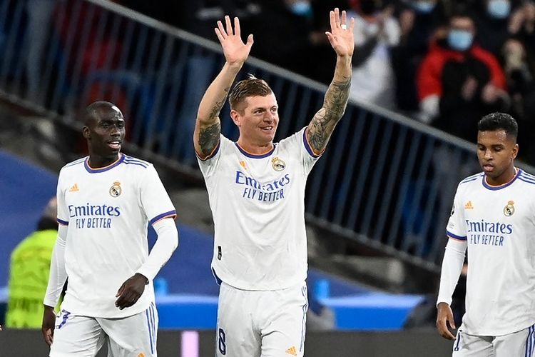 Gelandang Real Madrid Toni Kroos (tengah) melakukan selebrasi setelah mencetak gol pertama timnya pada pertandingan sepak bola Grup D Liga Champions antara Real Madrid vs Inter Milan di Stadion Santiago Bernabeu di Madrid pada 7 Desember 2021.