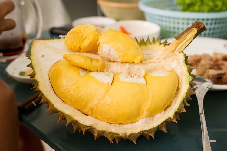 Durian yang sudah terbuka dapat langsung dikonsumsi atau disimpan di wadah tertutup untuk menjaga rasa dan tekstur.