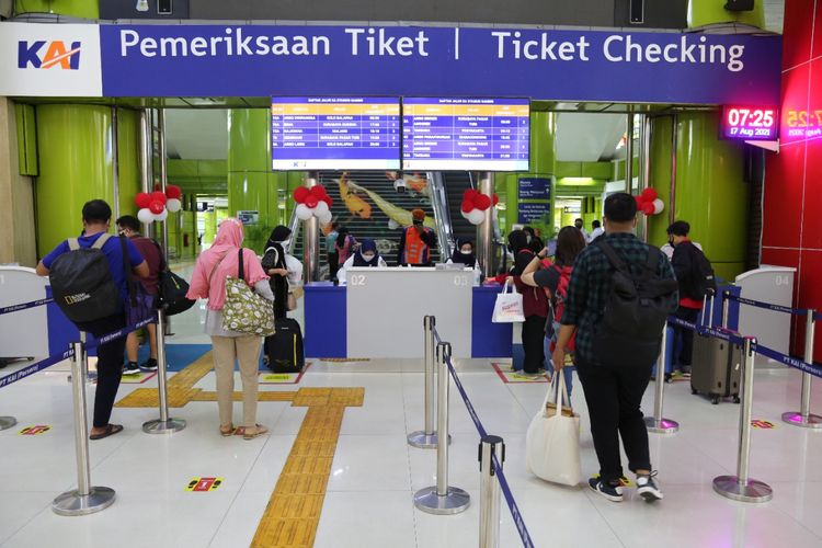 Konter pemeriksaan tiket di stasiun kereta api.