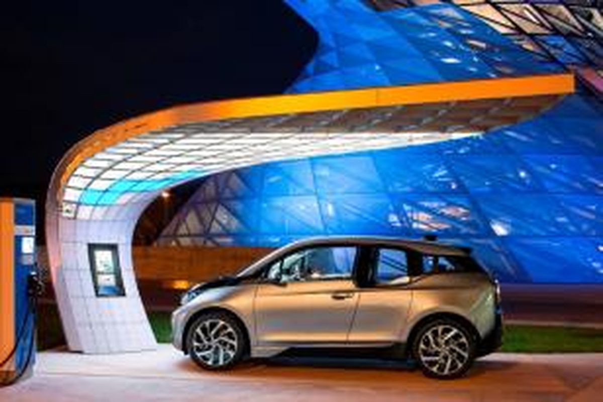 Point.one S adalah stasiun pengisian bahan bakar surya yang super cepat. Stasiun bahan bakar bertenaga surya itu dirancang sesuai bentuk arsitektur yang melingkupi BMW Welt.