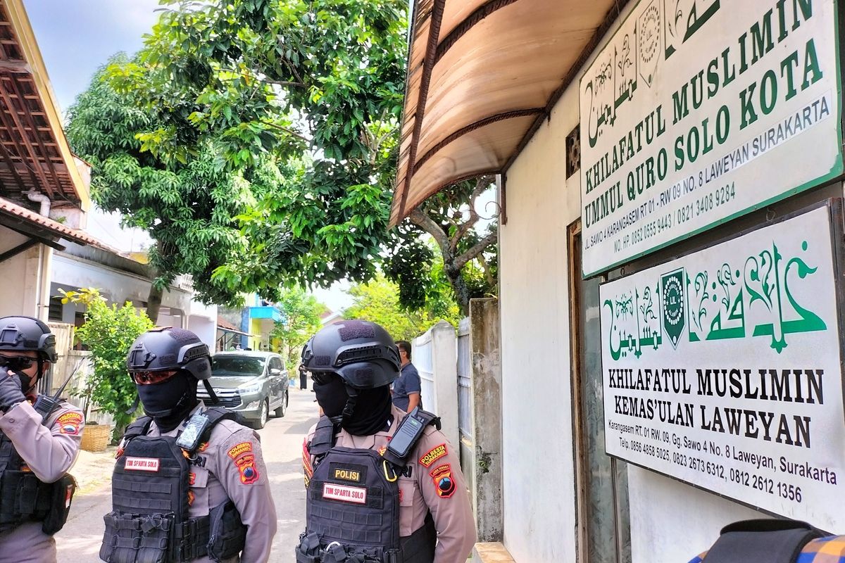 Kantor Khilafatul Muslimin yang dipimpin oleh Abdul Qadir Hasan Baraja di Kota Solo, Jawa Tengah, didatangi kepolisian resort kota (Polresta) Solo untuk melakukan pencopotan plang nama.