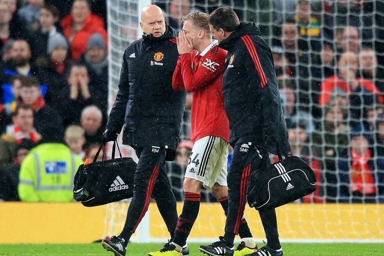 Pemain Manchester United Donny van de Beek meninggalkan lapangan pada laga Man United vs Bournemouth setelah menerima cedera jelang akhir babak pertama partai Liga Inggris di Old Trafford, Manchester, Rabu (4/1/2023) tersebut. Van de Beek resmi meninggalkan Manchester United dan bergabung dengan Eintracht Frankfurt sebagai pemain pinjaman.