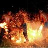 Mengenal Ngamuk-amukan, Tradisi Perang Api di Desa Adat Padang Bulia