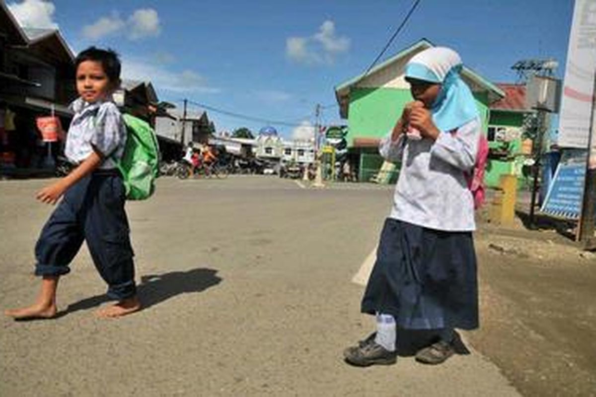 Meskipun kegiatan belajar mengajar di sekolah sekolah di Simeulue berjalan normal, namun ada sebagian kecil warga yang melarang anaknya bersekolah setelah gempa mengguncang Simeulue