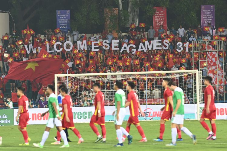 Sejumlah suporter Vietnam membawa tulisan 'Selamat Datang SEA Games XXXI' saat pesepak bola Timnas Indonesia dan pesepak bola Timnas Vietnam memasuki lapangan dalam laga perdana Grup A Sepak Bola SEA Games 2021 di Stadion Viet Tri, Phu Tho, Vietnam, Jumat (6/5/2022). ANTARA FOTO/Aditya Pradana Putra/nym.