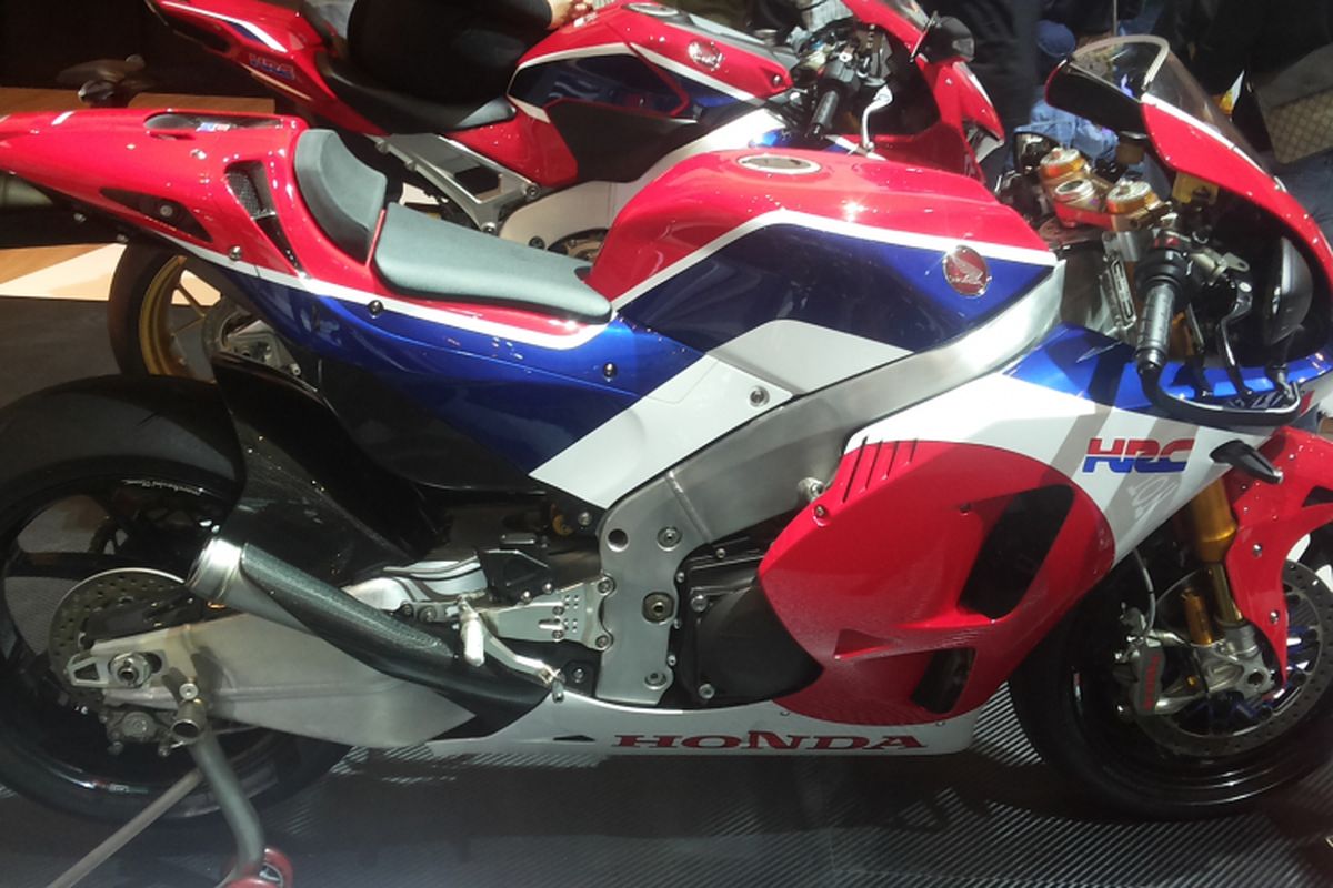 RC213V versi produksi massal yang dipajang di stan Honda pada hari ketiga pameran Indonesia International Motor Show (IIMS) 2018, JIExpo Kemayoran, Jakarta, Sabtu (21/4/2018).