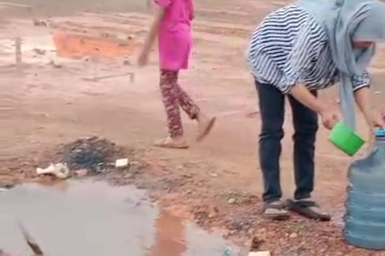 Pelayanan Air Bersih di Batam Bermasalah, Viral Video Warga Manfaatkan Air Genangan untuk MCK