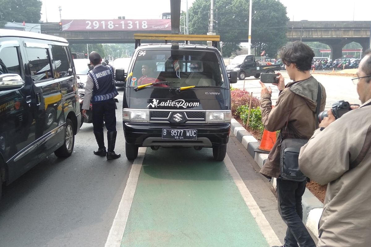 salahsatu pengedara mobil yang ditilang di jalur sepeda, kawasan Fatmawati, Jakarta Selatan, Selasa (26/11/2019)