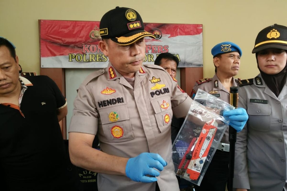 Kepala Polresta Bogor Kota Komisaris Besar Hendri Fiuser saat menunjukkan barang bukti cutter yang digunakan pelaku untuk membunuh seorang pengemudi taksi online, di Mapolres Bogor Kota, Senin (4/11/2019).