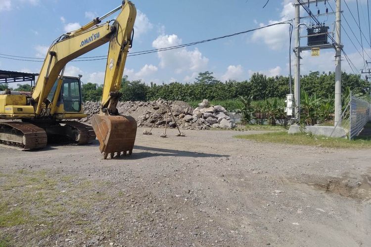 Kondisi pabrik pemecah batu UD Riyanto yang disegel Satpol PP Kabupaten Nganjuk. Penyegelan ini akan berakhir bila pihak pabrik sudah melengkapi dokumen perizinan