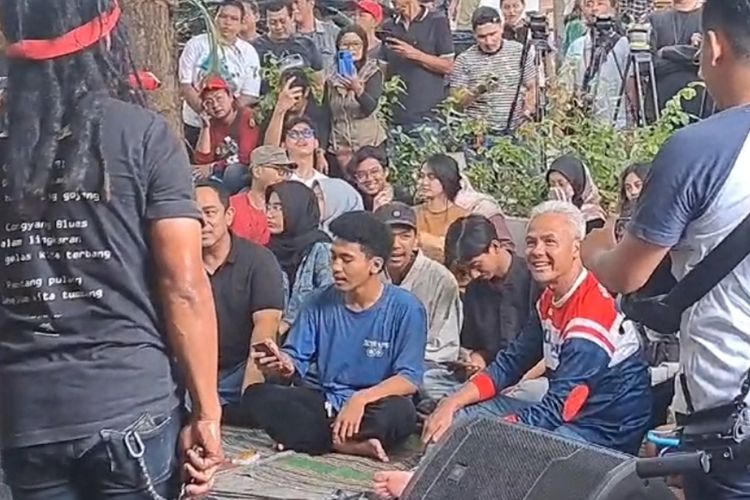 Calon presiden (capres) nomor urut 03, Ganjar Pranowo saat nge-jam bareng Band Slank di Taman Budaya Raden Saleh Semarang, Jawa Tengah (Jateng). 