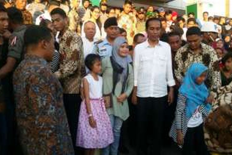 Presiden Joko Widodo saat mengunjungi pusat perbelanjaan Plaza Andalas di Kota Padang,  Selasa (5/7/2016).