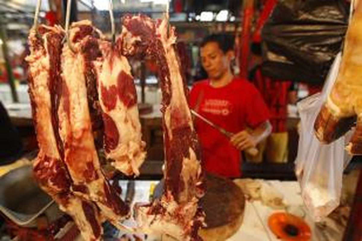 Daging sapi dijual di Pasar Senen, Jakarta, Senin (15/6/2015). Jelang Ramadhan, harga beberapa kebutuhan pokok mulai merangkak naik, mulai dari harga cabai, daging ayam dan daging sapi.