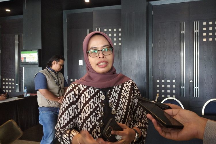 Ketua KPU Jabar Ummi Wahyuni usai kegiatan rapat kerja di Hotel Holiday Inn, Kota Bandung, Jawa Barat, Kamis (2/5/2024).