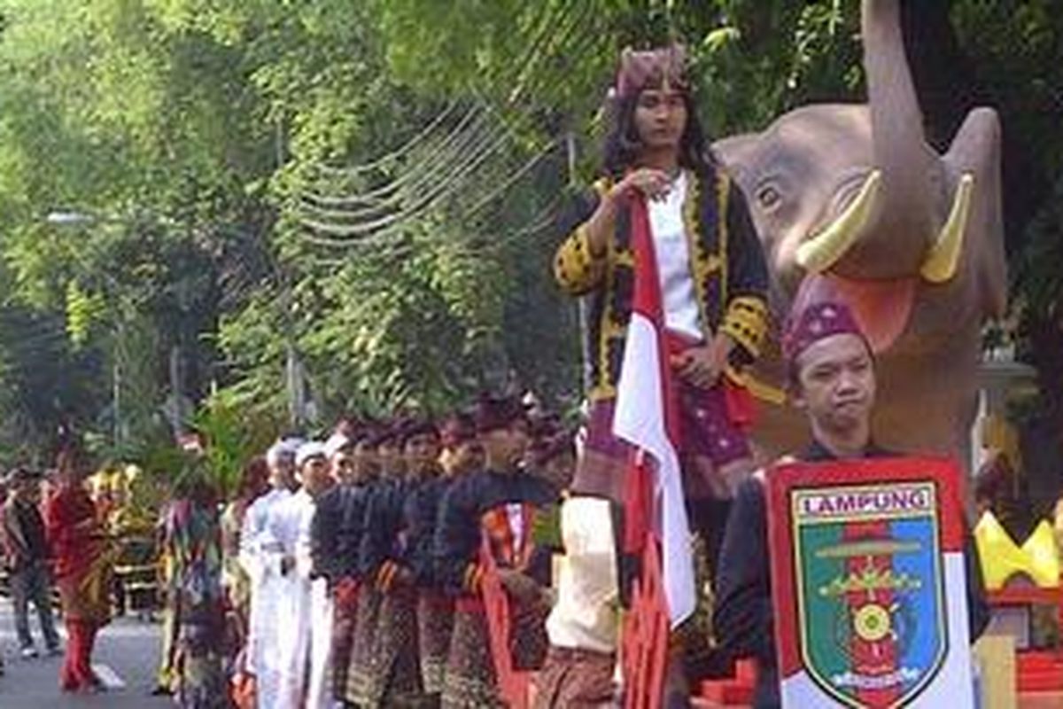 Peserta Napak Tilas Proklamasi saat melintasi kediaman putri Proklamator, Megawati Soekarno, di Jalan Teuku Umar, Menteng, Jakarta Pusat, Selasa (16/8/2011).