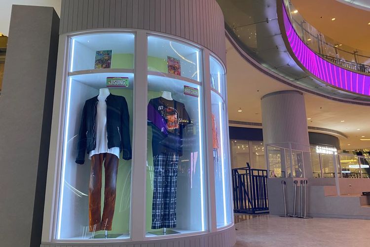 Star Gallery berupa dinding kaca berisi official merchandise dan pakaian asli para idola K-Pop, untuk meramaikan Korea 360 di Lotte Shopping Avenue, Jakarta Selatan. 