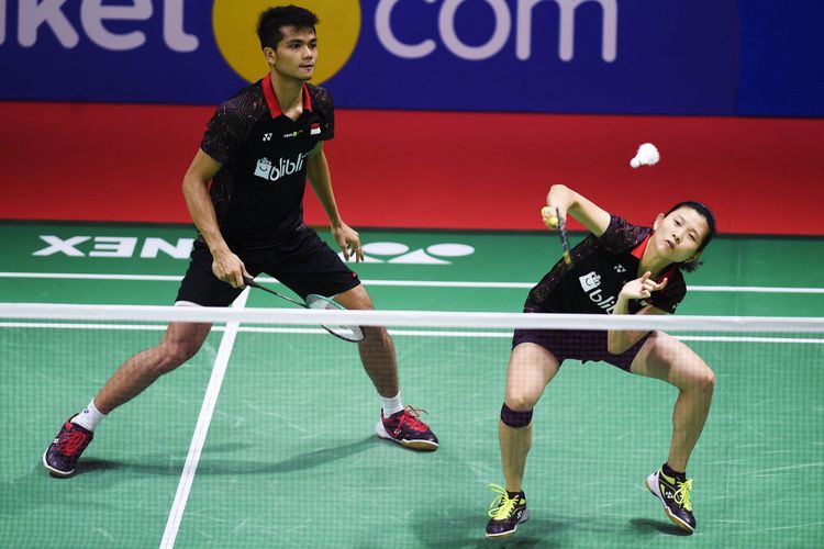 Ganda Campuran Indonesia Ricky Karandasuwardi (kiri) dan Debby Susanto (kanan) mengembalikan kok ke arah pasangan Thailand Dechapol Puavaranukroh/Sapsiree Taerattanachai pada babak kedua turnamen Indonesia Open 2018 di Jakarta, Kamis (5/7). Ricky/Debby berhasil memastikan tiket ke perempat final setelah menang dengan skor 21-14 dan 21-19. ANTARA FOTO/Akbar Nugroho Gumay/kye/18