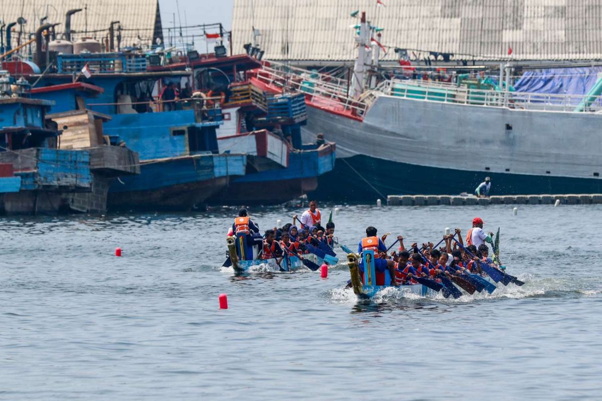 Peserta mengikuti lomba perahu naga pada Festival Muara Baru 2018 di Dermaga Barat PPS Nizam Zachman, Jakarta, Sabtu (11/8/2018). Festival tersebut merupakan peringatan 34 tahun Perlabuhan Perikanan Samudra Nizam Zachman yang dihadiri Gubernur DKI Jakarta Anies Baswedan dan Menteri Kelautan dan Perikanan Susi Pudjiastuti.