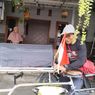 Ingatkan Tragedi Kanjuruhan Belum Tuntas, Pria Asal Kota Batu Bersepeda ke Jakarta Bawa Keranda