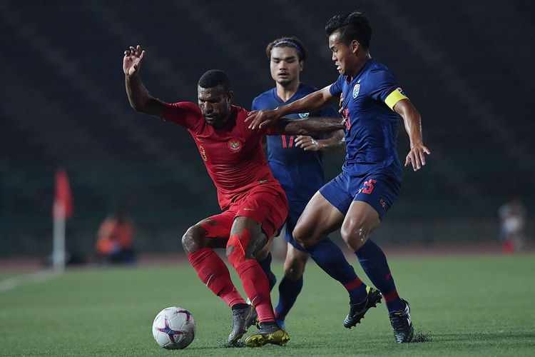 Pemain Timnas U-22 Marinus Wanewar (kiri) berebut bola dengan pemain Thailand Saringkan Promsupa (kanan) dalam pertandingan Final Piala AFF U-22 di Stadion Nasional Olimpiade Phnom Penh, Kamboja, Selasa (26/2/2019). ANTARA FOTO/Nyoman Budhiana/ama.