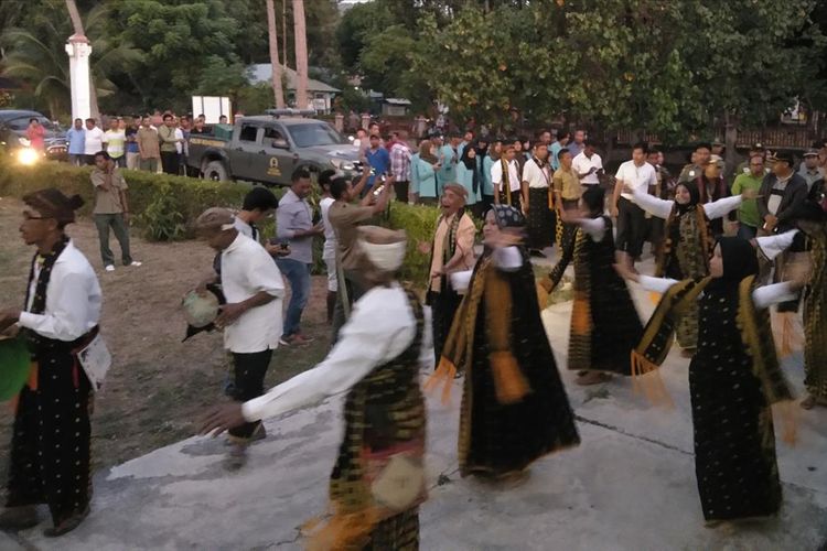 Enam satwa komodo yang tiba di Riung dan disambut upacara adat di Kantor Camat Riung, Minggu (14/7/2019)