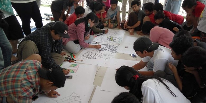 Para peserta workshop menggambar yang diselenggarakan oleh komunitas Artsip Jakarta di RPTRA Lenteng Agung, Jakarta Selatan, Sabtu (12/3/2017).