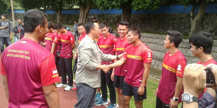 Menpora Imam Nahrawi memberi semangat kepada para atlet pencak silat yang sedang berlatih di Stadion Sriwedari Solo, Jawa Tengah, Selasa (13/3/2018).