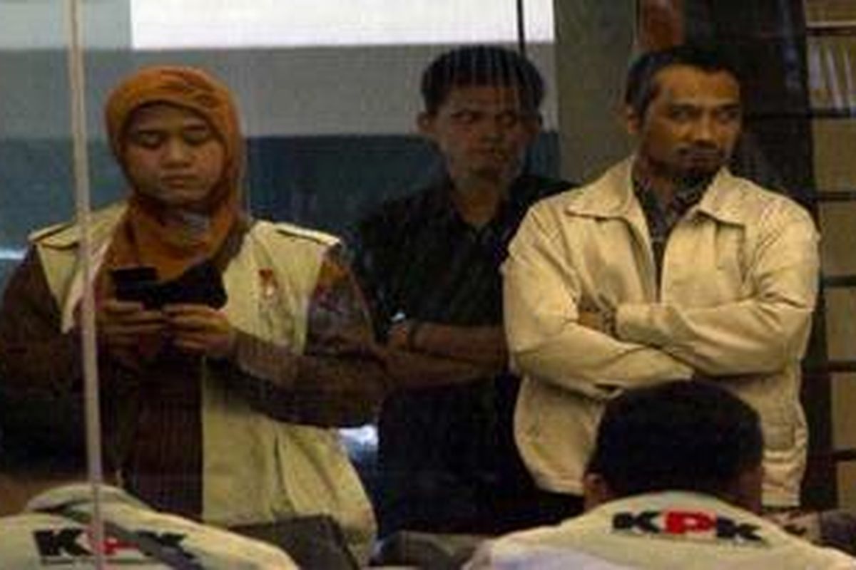 Ketua KPK, Abraham Samad memimpin langsung penggeledahan kantor Korps Lalu Lintas, Jakarta, Selasa (31/7/2012). Penggeledahan ini diindikasi karena proyek pengadaan simulator kemudi motor dan mobil.