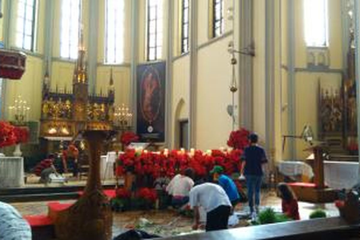 Persiapan penyelenggaraan misa malam natal di Gereja Katedral. 