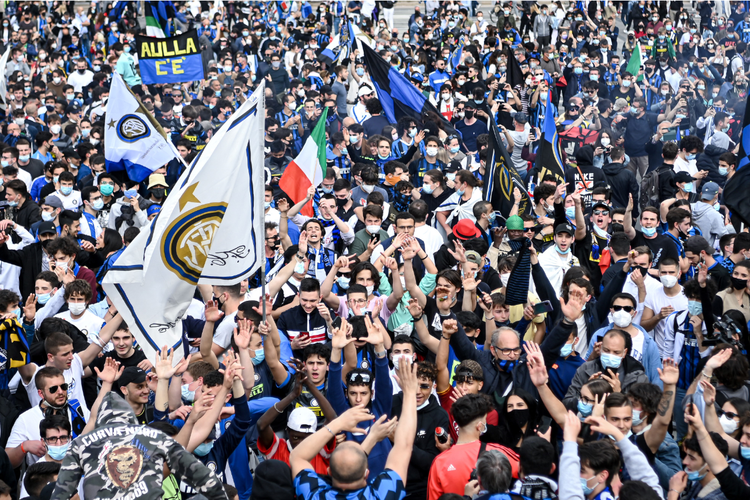 Suporter Inter Milan melakukan selebrasi di Piazza Duomo di Milan pada Minggu (2/5/2021) untuk merayakan keberhasilan timnya meraih scudetto alias juara Serie A musim 2020-2021.