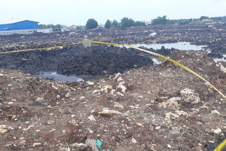 TKP (Tempat Kejadian Perkara) tiga bocah terperosok ke dalam pasir di lahan kosong hingga alami luka bakar di Desa Segara Makmur, Tarumajaya, Kabupaten Bekasi, Senin (14/1/2019).