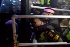 Momen Polisi Misterius Gendong Calon Haji Tertua Saat Rekan Se-Kloter Berdesakan Masuk Bus