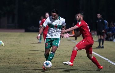 Aksi penyerang timnas Indonesia, Ezra Walian, dalam laga persahabatan melawan Afganistan, Selasa (16/11/2021). 