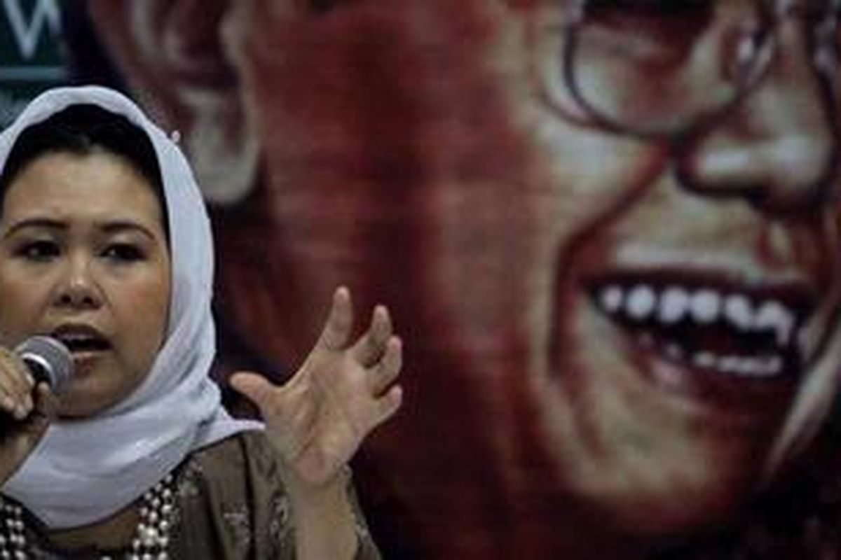 Direktur Eksekutif The Wahid Institute Yenny Wahid menyampaikan pengantar diskusi bertema kekerasan berbasis agama di The Wahid Institute, Jakarta, Senin (28/2/2011). 