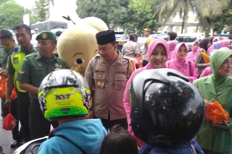 Kepala Polres Tasikmalaya Kota AKBP Febry Maruf, membagikan takjil di kawasan Taman Kota Tasikmalaya, Rabu (15/5/2019).