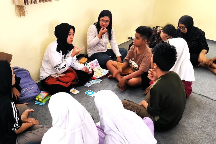 Cerita Cintya, Memilih Mengajar Bahasa Isyarat Anak Tuli Karena Terlahir Tak Mendengar