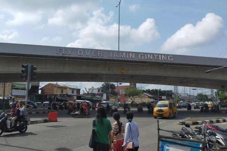 Kondisi jalanan usai seorang anggota Ditsamapta Polda Sumut Bripda berinisial B diduga terjun dari Fly Over Jamin Ginting, Keluruhan Beringin, Medan Selayang, Kamis (30/1/2020). (Tribun Medan/Victory Hutauruk)