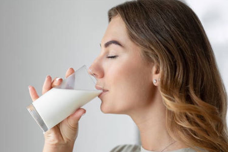 Banyak hal yang bisa menyebabkan Anda kekurangan kalsium (hipokalsemia) seperti tidak suka minum susu. Ini bisa membuat Anda mudah mengalami kram otot dan kulit kering. 