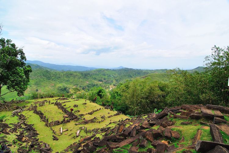 Situs Megalitikum Gunung Padang, Cianjur Jawa Barat. 
Sebuah penelitian menyebutkan Gunung Padang berpotensi jadi piramida tertua di dunia